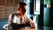 Der wahre James Sutton (Chad Faust) hatte vor Jahren seine Identität an das Opfer verkauft, das nahe eines Clubs tot aufgefunden wurde.