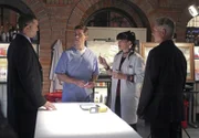 Kann Dale Harris (Christopher B. Duncan, l.) dem Team um Gibbs (Mark Harmon, r.), Jimmy (Brian Dietzen, 2.v.l.) und Abby (Pauley Perrette, 2.v.r.) bei den Ermittlungen in einem neuen Fall weiterhelfen?