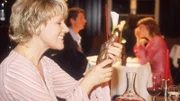 Nikola (Mariele Millowitsch) feiert ihren Geburtstag ganz alleine in einem Restaurant und benutzt als Gesprächspartner den "Pfeffermühlenkoch".