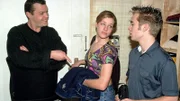 Tim (Oliver Reinhard, l.) hat alles im Griff. Als neuer Untermieter kümmert er sich rührend um Stephanie (Frederike Grasshoff) und Peter (Eric Benz).