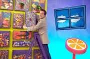 Mister Maker zeigt in seinem magischen Studio, wie man aus altem Krempel tolle Sachen basteln kann.