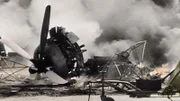 Flugzeug in Flammen