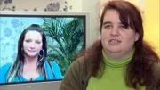 Beate (38, re.) schaut sich Janines Videobotschaft an