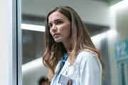 DOC – Es liegt in deinen Händen Staffel 2 Folge 6 Versucht, sich auf der Station einen Überblick zu verschaffen: Giusy Buscemi als Dr. Lucia Ferrari