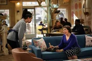 Randi (Kyla Pratt, l.); Kat (Mayim Bialik, r.)