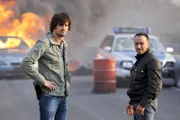 Bens (Tom Beck, l.) und Semirs (Erdogan Atalay) spektakuläre Jagd auf Ruben Frost ist missglückt, der Schwerverbrecher konnte entkommen. Zurück bleibt ein Chaos ungeahnten Ausmaßes...