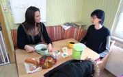 Am spärlich gedeckten Frühstückstisch unterhält sich Tauschmutter Janine mit Michael.