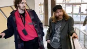 Gösta (Vilhelm Blomgren) und sein Vater Tomas (Mattias Silvell) ziehen um die Häuser.