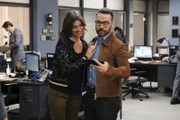 Noch freuen sich Sara (Natalia Tena, l.) und Jeffrey (Jeremy Piven, r.), dass die Polizei offiziell mit ihnen zusammenarbeiten will. Doch gleich der erste Fall macht es Sophe nicht einfach ...