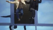 Semir (Erdogan Atalay, li.) und Jan (Christian Oliver) retten sich durch einen lebensgefährlichen Sprung aus dem Gebäude.