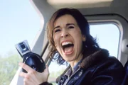 Angela (Mareike Fell) sieht den Gangster Stein in einem Porsche auf sich zu rasen - jetzt kann sie nur noch auf ein Wunder hoffen.