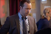Die Ermittlungen, die Danny (Donnie Wahlberg) anstellt, um seinem Bruder zu helfen, führen den Detective in Gefilde, in denen Geld und Erfolgsdruck die größte Rolle spielen ...