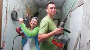 Cindy (36) und Ronny (38) wollen aus einem Pferdestall in drei Monaten einen echten Wohnraum für ihre Familie schaffen.