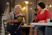 Phil (Leslie Jordan, l.); Kat (Mayim Bialik, r.)