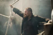 Flint (Toby Stephens) und seine Crew segeln zum Angriff auf Nassau. Sie fahren jedoch direkt in eine von Rogers' initiierte Falle ...