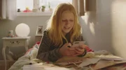 Sanne (Tilde Ender Søvik) freut sich, dass sie sich wieder mit Tara gut versteht und bastelt ihrer besten Freundin ein Geschenk.