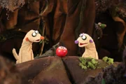 Die Erdmännchen Jan und Henry können nicht schlafen, weil ein Mammut sich einen Smoothie aus Wassermelone, Kürbis und Kokosnuss macht.