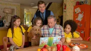 Opa Denis (Paul Ryan, 2.v.r.) zeigt Romy (Darstellerin unbekannt, l.), Evi (Tahliya Lowles, 2.v.l.), Simon (James Merry, M.) und Tom (Ellis-James Naylor, r.), was Wuffel in kurzer Zeit alles gelernt hat.