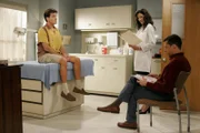 Während Charlie (Charlie Sheen, l.) und Alan (Jon Cryer, r.) auf die Ärztin (Alicia Coppola, M.) warten, bekommt Jake Nachhilfestunden im Kloputzen ...
