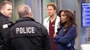 Chicago Med Staffel 8 Folge 11 Die Polizei will einen Patienten befragen: Nick Gehlfuss als Dr. Will Halstead (2.v.r.), Marlyne Barrett als Maggie Lockwood (r.)