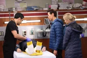 Chicago Med Staffel 8 Folge 11 Erster Untersuch nach einem Unfall: Dominic Rains als Dr. Crockett Marcel, Ivan Shaw als Dr. Justin Lieu, Jessy Schram als Dr. Hannah Asher