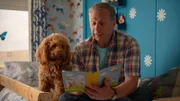 Opa Denis (Paul Ryan) übt mit Wuffel das Lesen.