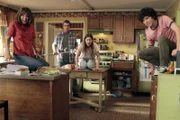 Um Bricks Sozialkompetenz zu erhöhen, kaufen Frankie (Patricia Heaton, l.) und Mike (Neil Flynn, 2.v.l.) ihm einen Hasen. Doch der macht ihnen, Sue (Eden Sher, 2.v.r.) und Axl (Charlie McDermott, r.) bald das Leben zur Hölle.