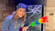 Nina im Aquarium von Pula. Hier lebt ein Oktopus, der gerne putzt.