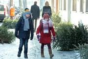 Weihnachten ist anders. Paule (Chloé Heinrich, re.) und ihr Freund Max (Santino Bathe) erleben, welche Auswirkung Ruprechts Treiben bereits auf ihre Welt hat. Sie beschließen, etwas dagegen zu unternehmen.