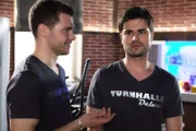 Paco (Milos Vukovic, re.) lässt sich von Nils (Martin Baden) zu einer Aufmunterungsaktion für Anna animieren.