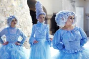 Die drei Weihnachtselfen Rosabella (Anna Fischer), Rosalie (Ramona Krönke) und Rosalba (Annette Strasser) (v.l.n.r.) prüfen, wer der wahre Weihnachtsmann ist.