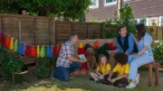 Staunend hören Simon (James Merry, M.), Tess (Andrea Valls, r.), Evi (Thaliya Lowles, 2.v.l.) und Tom (Ellis-James Naylor, 2.v.r.) zu, was Opa Denis (Paul Ryan, l.) Wuffel beigebracht hat.