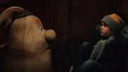Beutolomäus trifft unverhofft Paules Freund Max (Santino Bathe) in einem Schrank im Weihnachtshaus.