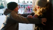 Tara (Maya Ystenes, 2.v.l.) und Michelle (Zara Ghairat, 2.v.r.) beobachten wie sich Daniel (Viljar Knutsen Bjaadal, l.) und Sanne (Tilde Ender Søvik, r.) kabbeln. Das ist ein klares Zeichen, dass die beiden einen Crush aufeinander haben.