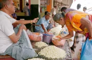 Auf dem Blumenmarkt im südindischen Madurai werden unter anderem Jasminblüten verkauft.