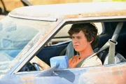 Da Axl (Charlie McDermott) Frankie und Mike verheimlicht hat, dass er im letzten Schuljahr in Englisch durchgefallen ist, fordern sie ihn dazu auf, den Stoff im Sommer nachzuholen. In der Zwischenzeit versucht Sue, die Beziehung zu ihrem Vater zu vertiefen ...