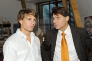 Dominik (Raul Richter, l.) fühlt sich von Jo Gerner (Wolfgang Bahro) bei seinen Sorgen unverstanden.