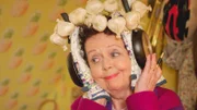 Frau Hobbs hält sich die Ohren zu, um Wuffels Gejammer nicht zu hören.
