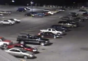 Überwachungskamera-Aufnahme: Schwarzes Auto erreicht den Parkplatz von Walmart.