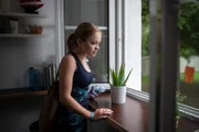Am Einstein bleibt selten ein Geheimnis geheim. Cäcilia (Carlotta Weide) belauscht ein Gespräch.