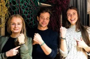 Gemeinsam mit Maja und Sandra stellt Checker Tobi Schmuck aus alten Fischernetzen her.