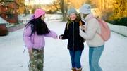 Die Stimmung ist wieder gut. Michelle (Zara Ghairat, l.) hat sich entschuldigt, das Video im Klassenchat gepostet zu haben. Sanne (Tilde Ender Søvik, M.) und Tara (Maya Ystenes, r.) können stolz sein, denn das mutige Video hat viele tolle Kommentare bekommen.