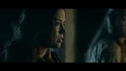 Anne Bonny (Mia Tomlinson, l.)