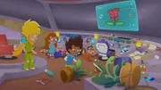 Der kleine Prinz, Charlotte, Elias und der Fuchs sehen, was für ein Durcheinander die Roboter im Asteroschiff angerichtet haben.