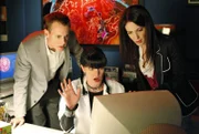 Ermitteln in einem neuen Mordfall: McGee (Sean Murray, l.) Abby (Pauley Perrette, M.) und Agent Susan Grady (Jackie Geary, r.).
