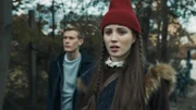 Tinka (Josephine Chavarria Højbjerg) und Lasse (Albert Rosin Harson) sind auf der Suche.