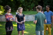 Sibel (Josie Hermer, li.) und Martha Pracht (Luna Kuse, Mi.) schocken Pawel (Noel Okwanga, Mi.) und Till (Jonas Kaufmann, re.) mit einer Offenbarung.