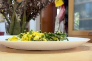„Agrelia me ta avga“ bedeutet „wilder Spargel mit Ei“ und ist ein traditionelles zyprisches Gericht.