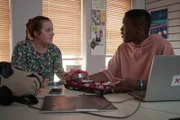 Rike (Madeleine Haas) und Badu (Arnold Makuissie) beraten sich zum Brennpunkt "Viktor".