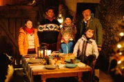Kann es sein, dass nach all den Hindernissen hoch oben auf der Alm im Stall doch noch richtig Weihnachten gefeiert wird? Jedenfalls haben sich alle schon erwartungsvoll versammelt, sogar Hund Keks ist gespannt.